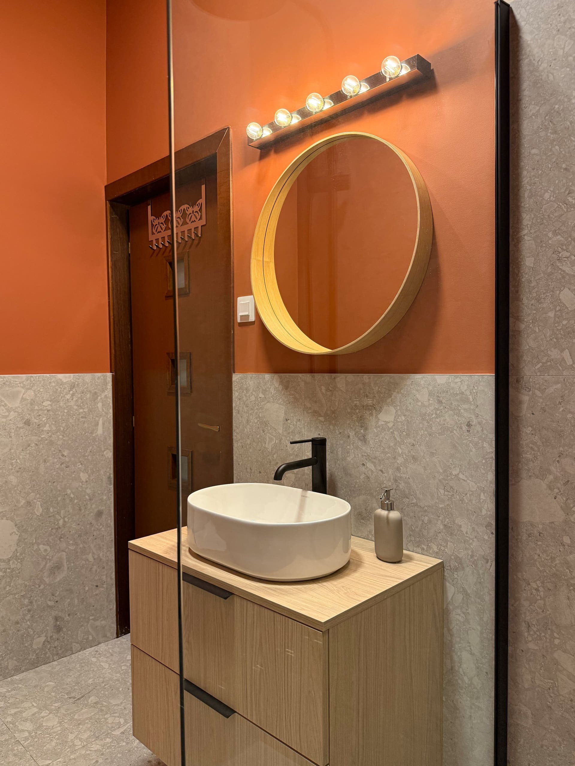 Airbnb Apartment — image 37